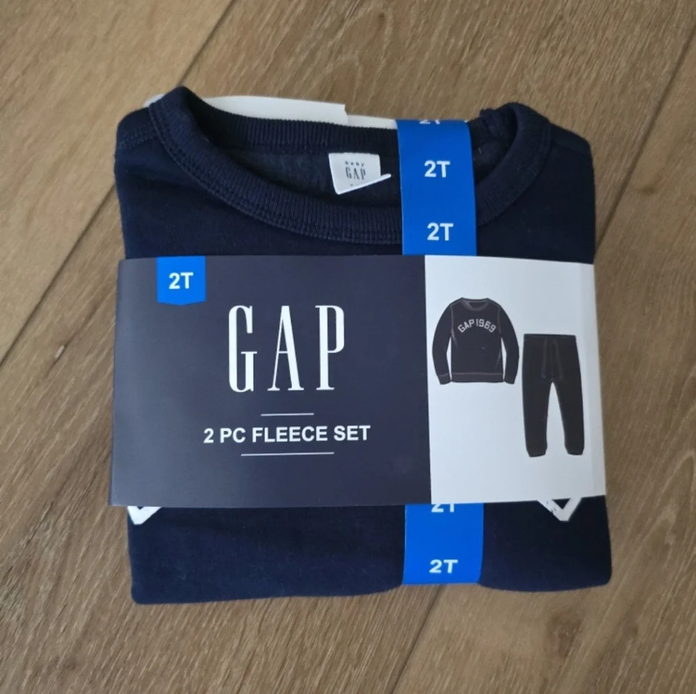 NWT GAP Boy's Toddler 2-Piece Long Sleeve & Jogger Pant Fleece Set Navy …